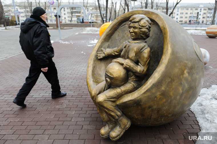 Памятник Валентине Терешковой в детском парке. Челябинск