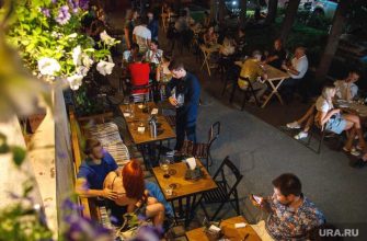 В Тюмени бар устроил летнюю прямо на тротуаре