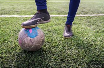 молния ударила в футбольное поле