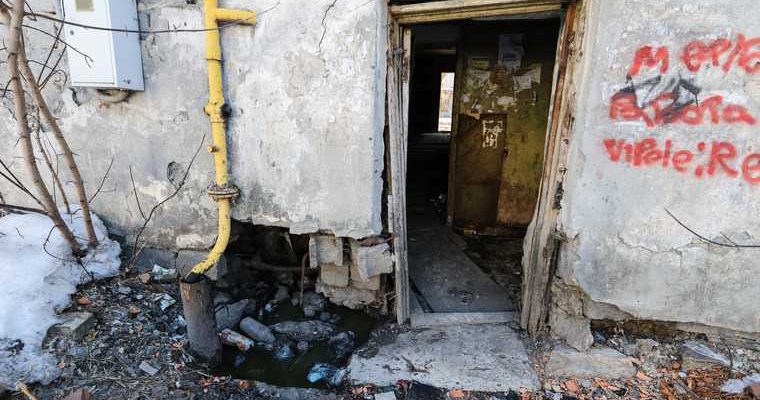 в Тюмени жильцы аварийного дома страдают от запаха сероводорода и фекалий