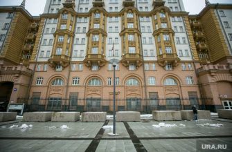 россиянин на автомобиле атаковал резиденцию посла США в Москве