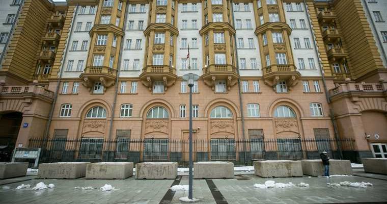 россиянин на автомобиле атаковал резиденцию посла США в Москве