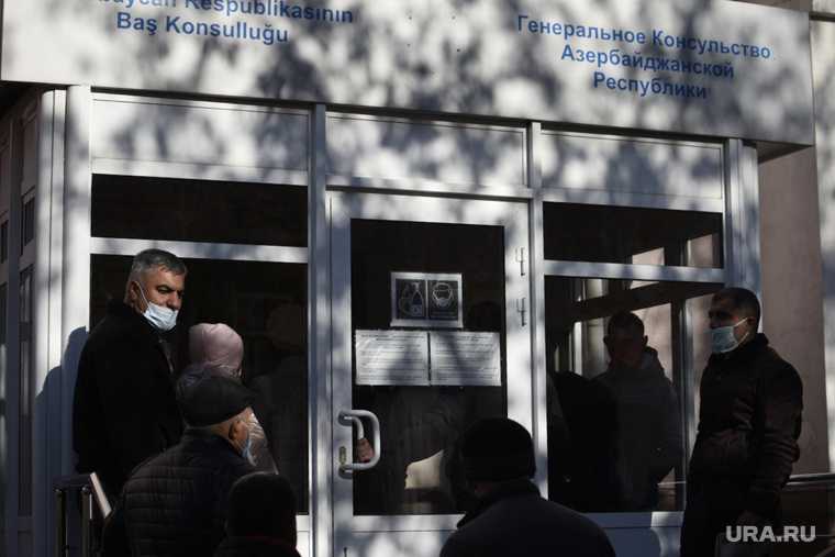 толпы азербайджанцев осуждают генеральное консульство Екатеринбург