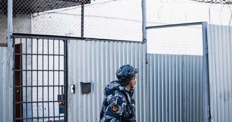 сопроводили в ШИЗО