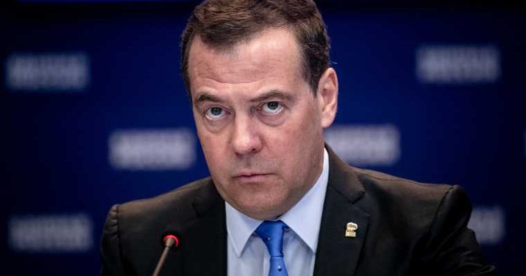Медведев назвал дурацкими обвинения ЕС в дезинформации о коронавирусе
