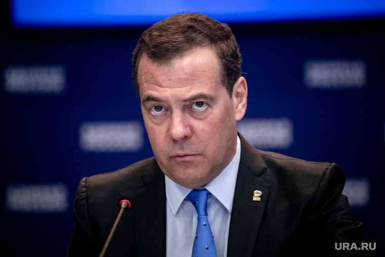 Медведев назвал дурацкими обвинения ЕС в дезинформации о коронавирусе