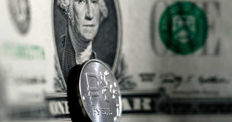 Ослабление рубля добавит инфляции 1 процент