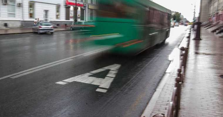 В Госдуме хотят разрешить водителям ездить по выделенным полосам