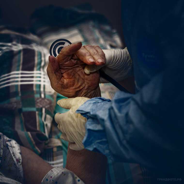 Фотограф из ХМАО две недели работал в «красной зоне» госпиталя. URA.RU публикует его снимки
