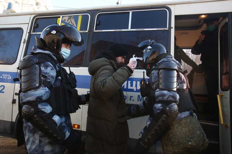 У суда, где рассмотрят дело Навального, задержали 23 человека. Фото