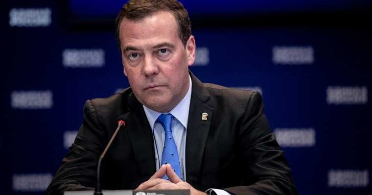 Медведев флешмоб фонарик