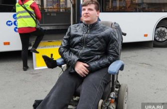 В Челябинске инвалид не смог попасть в автобус из-за куч снега