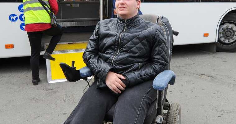 В Челябинске инвалид не смог попасть в автобус из-за куч снега