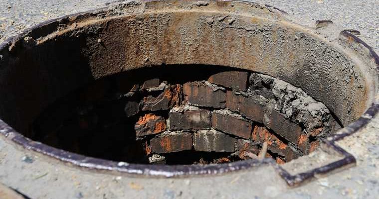 новости хмао ребенок сторожил школьник предупреждал водителей открытый люк во дворе реакция соцсетей