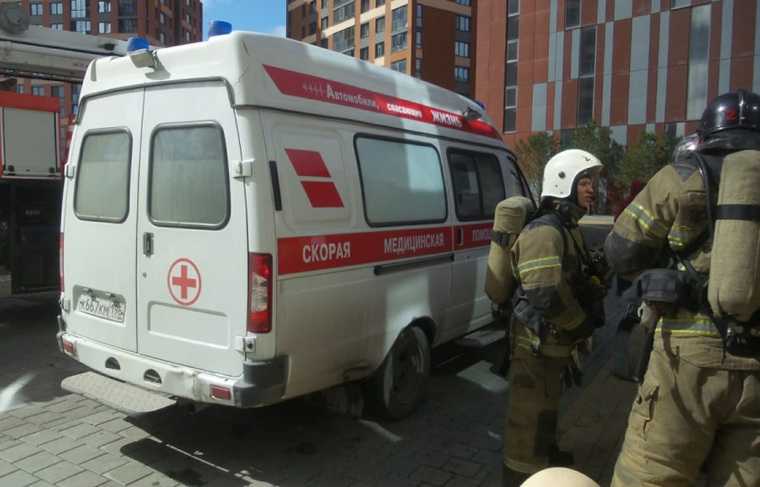 Школьница в Екатеринбурге спасалась от огня на карнизе 17 этажа. «Ждала лестницу 30 минут». Фото