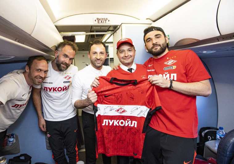 Пилот Юсупов совершил рейс из Чечни ради любимых футболистов. Фото
