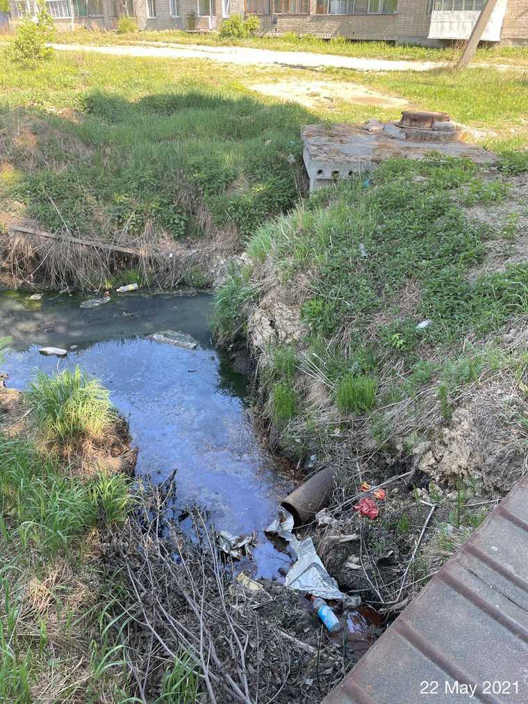В свердловском поселке фекалии сбрасывают в реку. Из нее берут воду соседние города. Фото