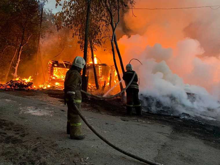 В Екатеринбурге загорелись частные дома. «Предположительно, подожгли пух». ФОТО. ВИДЕО