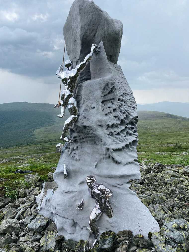 На перевале Дятлова установили памятник погибшим студентам. Фото
