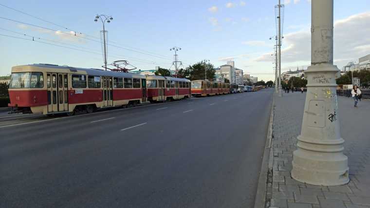 В центре Екатеринбурга трамваи встали в огромную пробку из-за ДТП. Фото