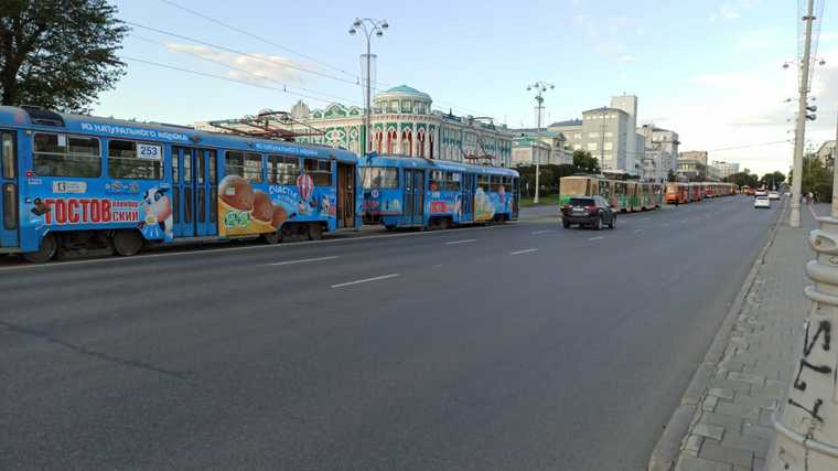 В центре Екатеринбурга трамваи встали в огромную пробку из-за ДТП. Фото