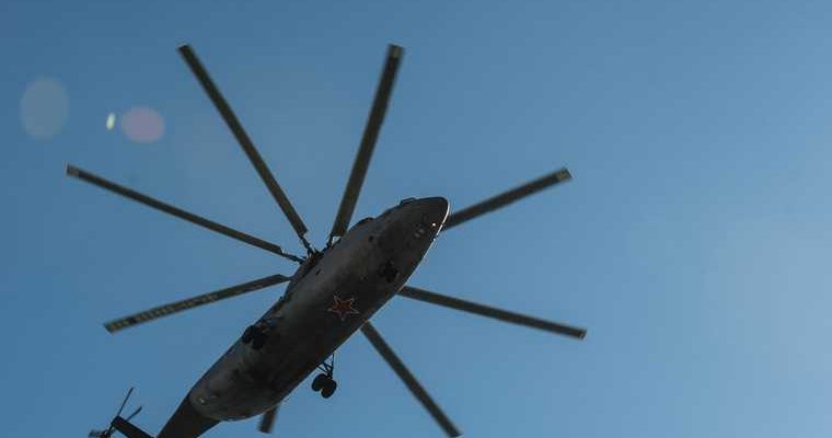Выжившие при крушении вертолета на Камчатке сами выплыли из озера
